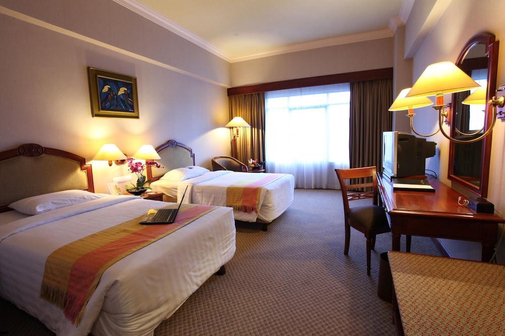 Blue Sky Hotel Balikpapan Экстерьер фото